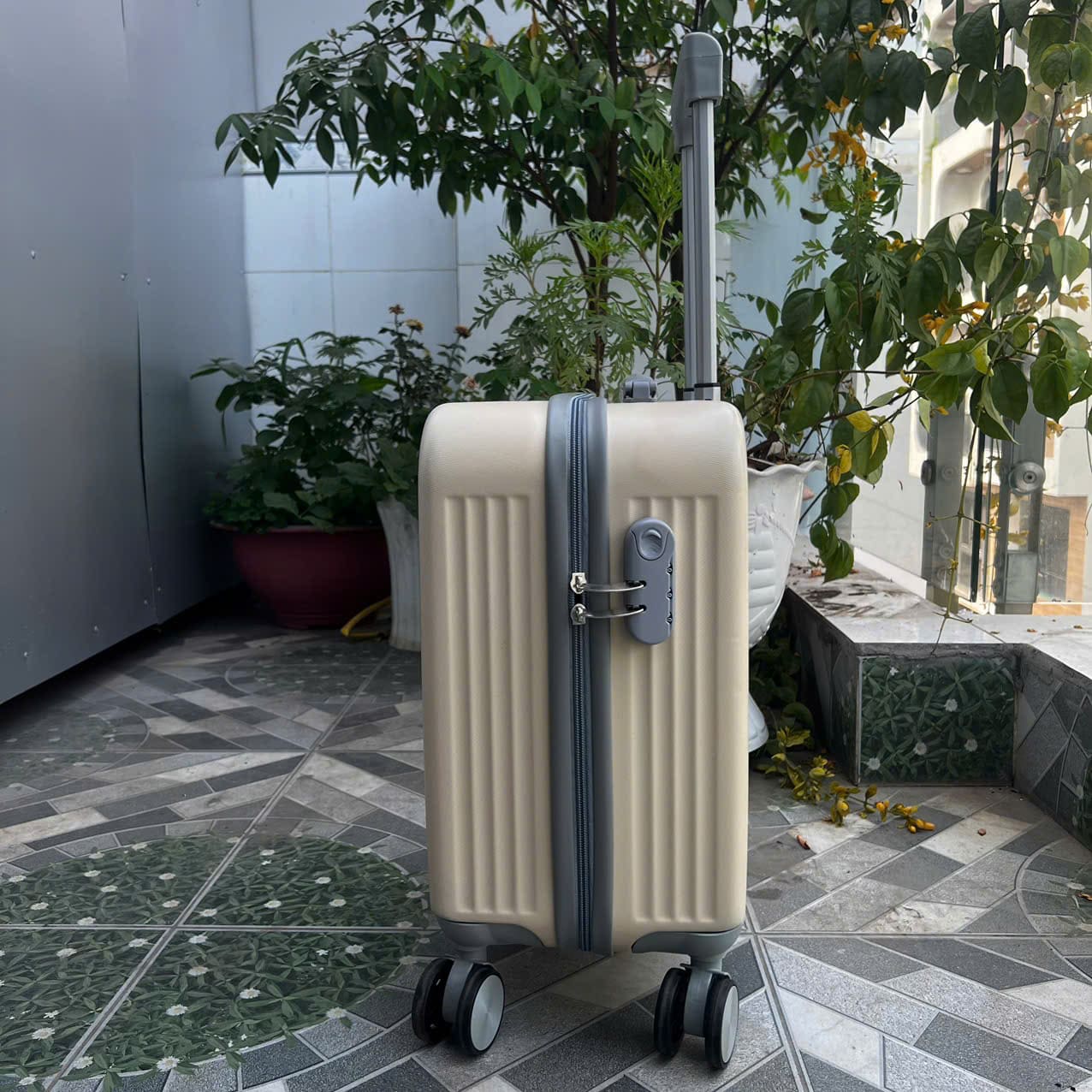 Vali Size 16 Màu Vàng Kem Góc Tròn Nhựa Dẻo ABS/PC Có Khóa