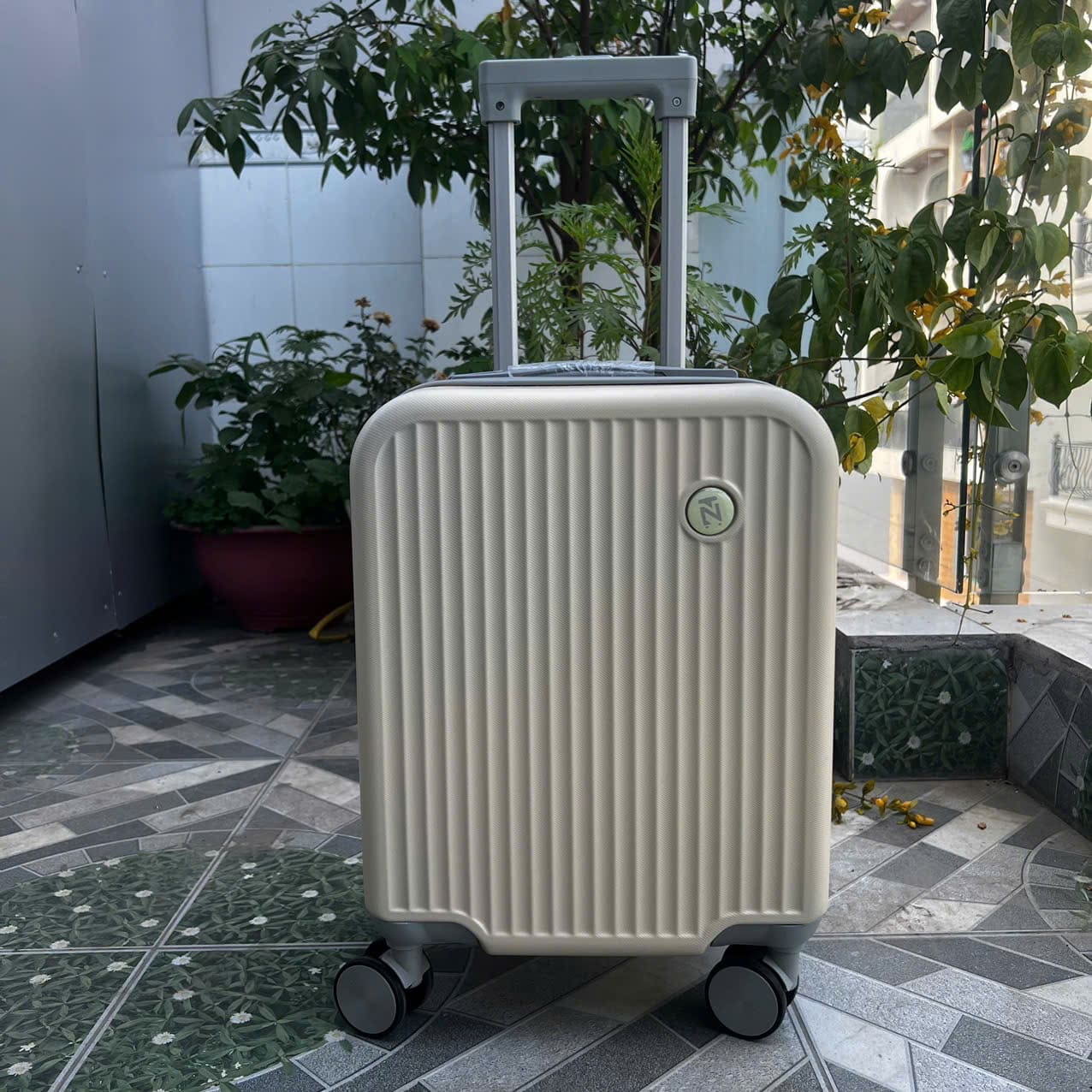 Vali Size 16 Màu Vàng Kem Góc Tròn Nhựa Dẻo ABS/PC Có Khóa